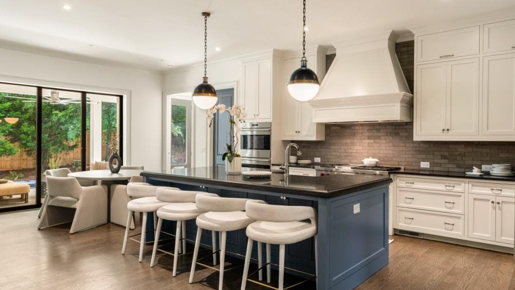 5 bedroom, 7 bathroom, 6,835 sq ft single family residence for sale at 723 Glenairy Court, Sandy Springs, GA 30328 — photo 6