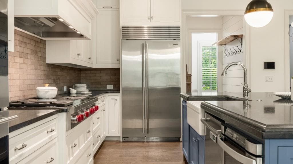 5 bedroom, 7 bathroom, 6,835 sq ft single family residence for sale at 723 Glenairy Court, Sandy Springs, GA 30328 — photo 9