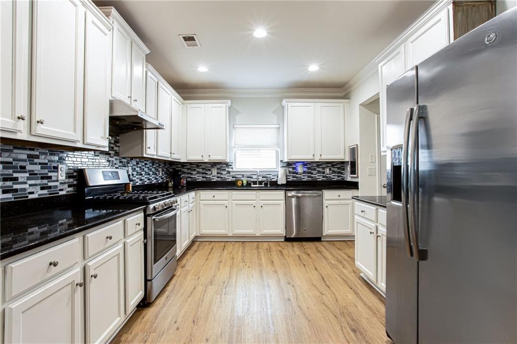 4 bedroom, 3 bathroom, 2,600 sq ft single family residence for sale at 190 Cornerstone Circle, Woodstock, GA 30188 — photo 9