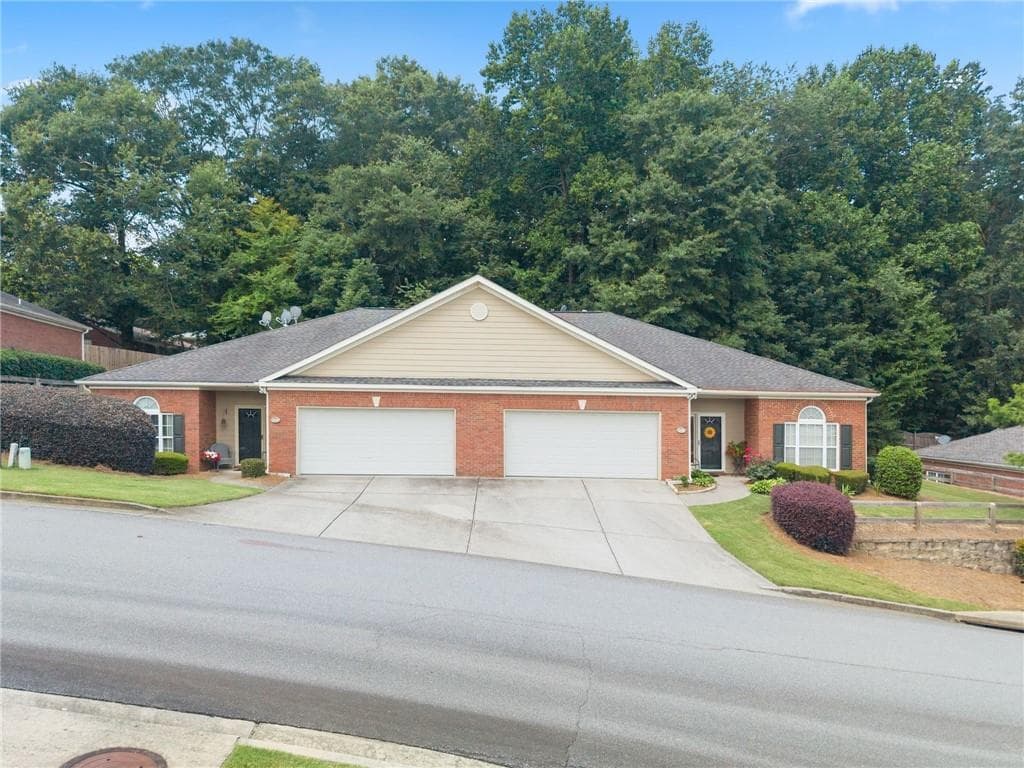2 bedroom, 2 bathroom, 1,606 sq ft condominium under contract at 150 Senior Circle, Gainesville, GA 30501 — photo 3
