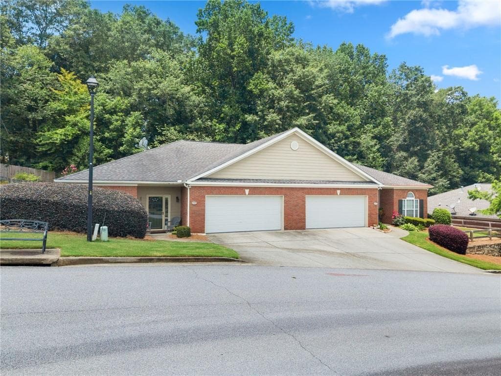 2 bedroom, 2 bathroom, 1,606 sq ft condominium under contract at 150 Senior Circle, Gainesville, GA 30501 — photo 5