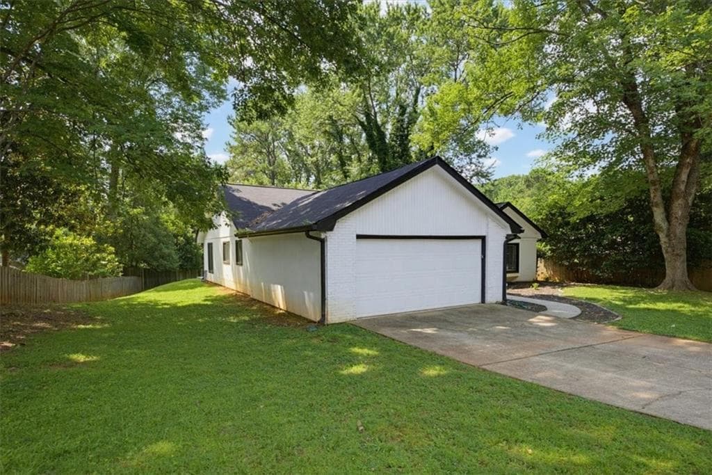 3 bedroom, 2 bathroom, 2,080 sq ft single family residence for sale at 120 Softwood Circle, Roswell, GA 30076 — photo 3