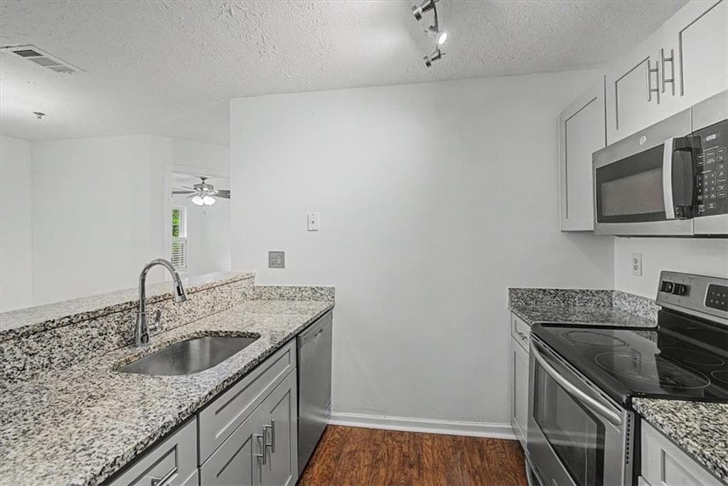 3 bedroom, 3 bathroom, 1,314 sq ft condominium under contract at 2034 River Heights Walk, Marietta, GA 30067 — photo 9