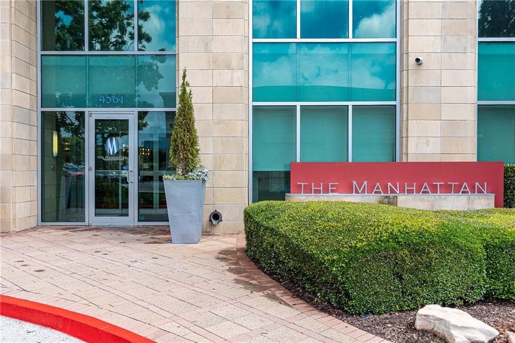 1 bedroom, 1 bathroom, 956 sq ft condominium for rent at 4561 Olde Perimeter Way 406, Atlanta, GA 30346 for $1,800 a month — photo 1 of 11
