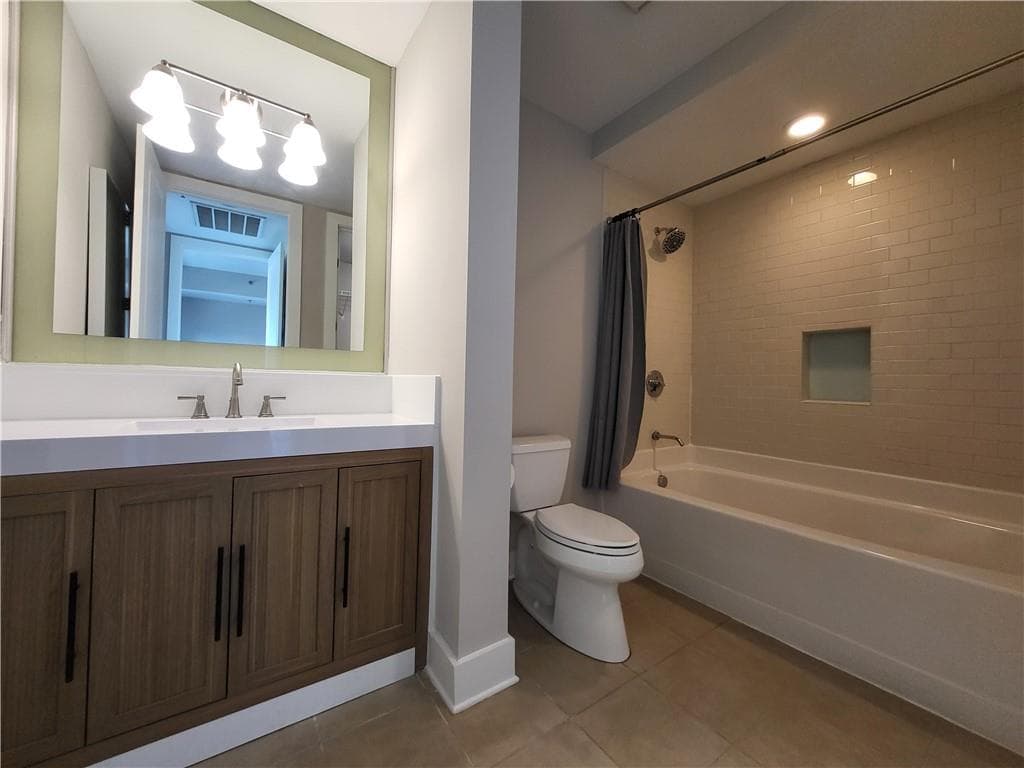 1 bedroom, 1 bathroom, 956 sq ft condominium for rent at 4561 Olde Perimeter Way 406, Atlanta, GA 30346 for $1,800 a month — photo 8