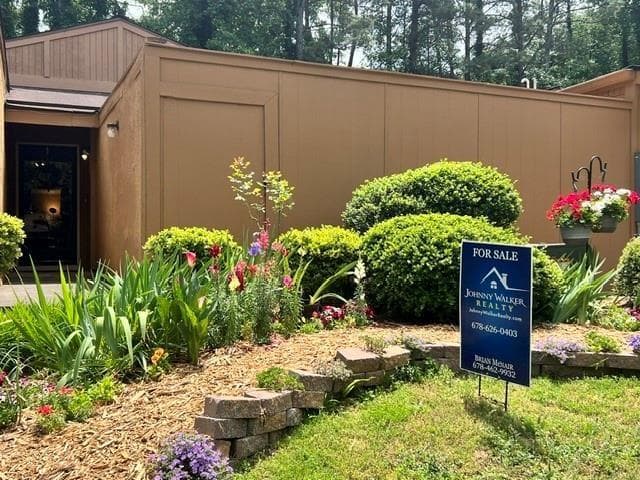 2 bedroom, 2 bathroom, 1,580 sq ft condominium for sale at 831 Lake Hollow Boulevard, Marietta, GA 30064 — photo 2