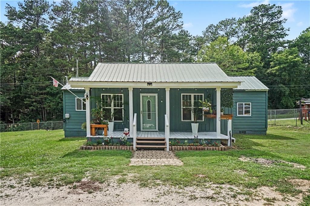2 bedroom, 1 bathroom, 829 sq ft single family residence for sale at 2355 Lucas Drive, Conyers, GA 30012 — photo 1 of 33