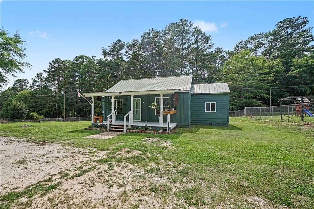 2 bedroom, 1 bathroom, 829 sq ft single family residence for sale at 2355 Lucas Drive, Conyers, GA 30012 — photo 3