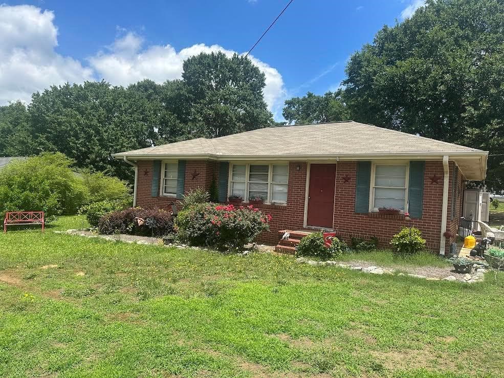 3 bedroom, 1 bathroom, 1,001 sq ft single family residence for sale at 369 W Candler Street, Winder, GA 30680 — photo 1 of 1