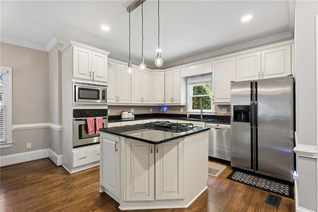 3 bedroom, 4 bathroom, 2,266 sq ft single family residence for sale at 1104 Chantilly Crescent, Atlanta, GA 30324 — photo 6