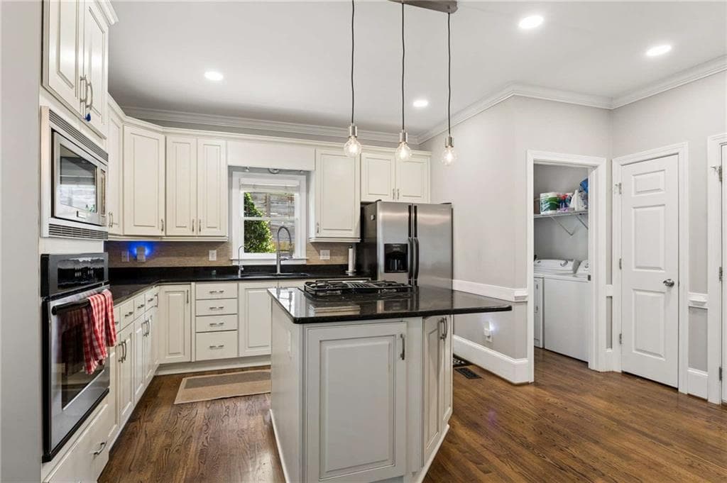 3 bedroom, 4 bathroom, 2,266 sq ft single family residence for sale at 1104 Chantilly Crescent, Atlanta, GA 30324 — photo 9