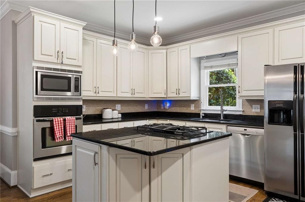 3 bedroom, 4 bathroom, 2,266 sq ft single family residence for sale at 1104 Chantilly Crescent, Atlanta, GA 30324 — photo 10