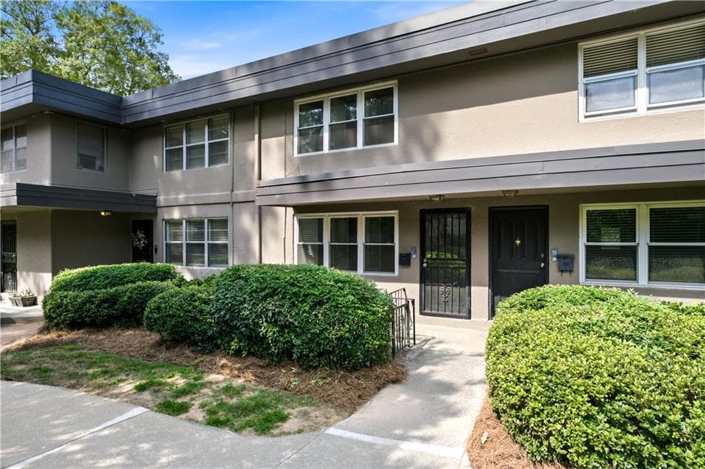 2 bedroom, 2 bathroom, 1,102 sq ft condominium for sale at 276 Lakemoore Drive C, Atlanta, GA 30342 — photo 1 of 29