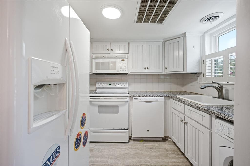 2 bedroom, 2 bathroom, 1,102 sq ft condominium for sale at 276 Lakemoore Drive C, Atlanta, GA 30342 — photo 9