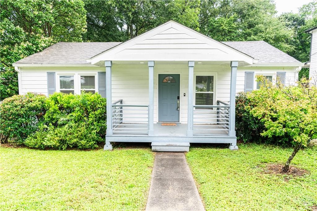 2 bedroom, 2 bathroom, 912 sq ft single family residence for sale at 812 Flat Shoals Way, Atlanta, GA 30316
