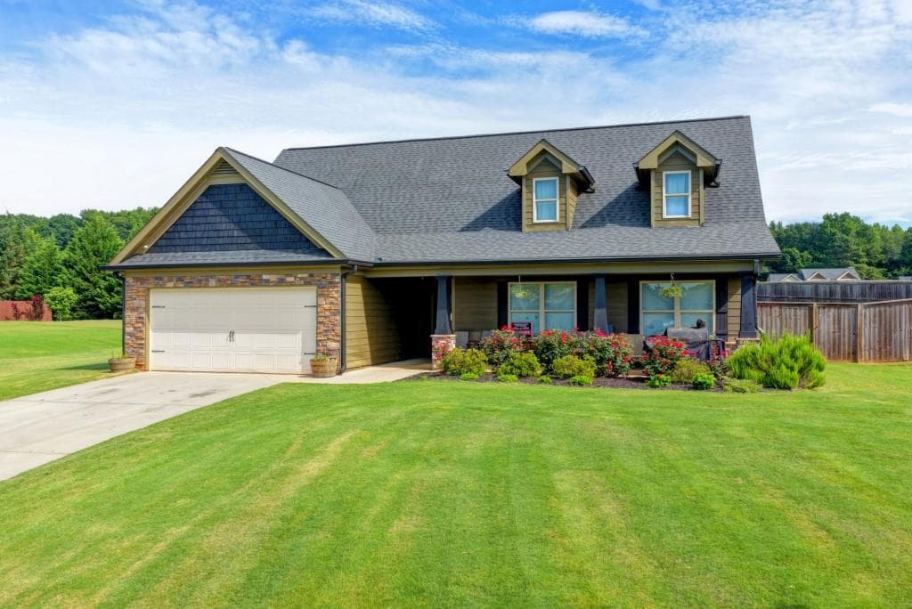 4 bedroom, 3 bathroom, 2,689 sq ft single family residence for sale at 82 Lake Point Court, Jefferson, GA 30549 — photo 4