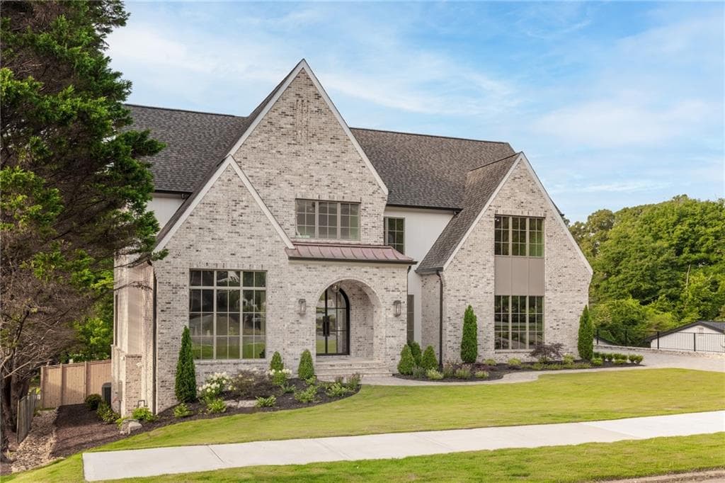 5 bedroom, 6 bathroom, 7,844 sq ft single family residence for sale at 228 Thomas Circle, Roswell, GA 30075 — photo 3