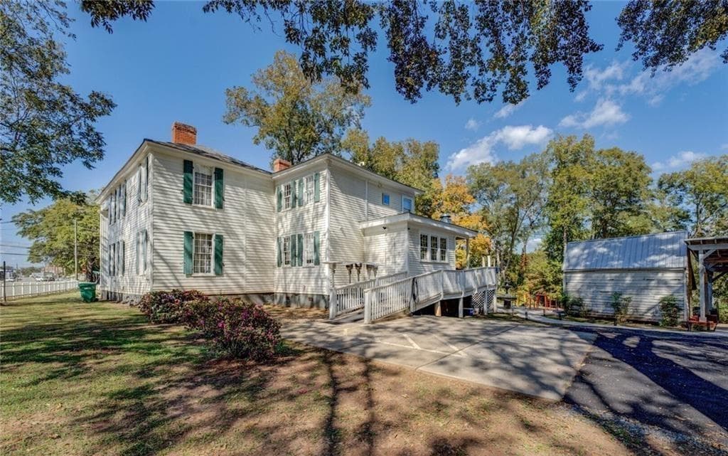 5 bedroom, 5 bathroom, 3,199 sq ft single family residence for sale at 421 E Greene Street, Monticello, GA 31064 — photo 6