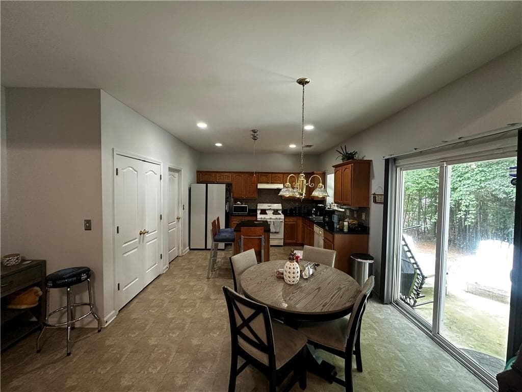 5 bedroom, 3 bathroom, 2,976 sq ft single family residence for sale at 4457 Sequoia Park Trail, Snellville, GA 30039 — photo 9