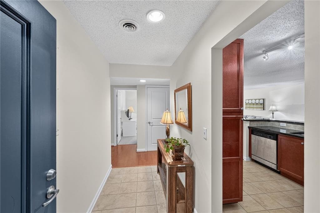 2 bedroom, 1 bathroom, 1,036 sq ft condominium for sale at 3650 Ashford Dunwoody Road 516, Brookhaven, GA 30319 — photo 2