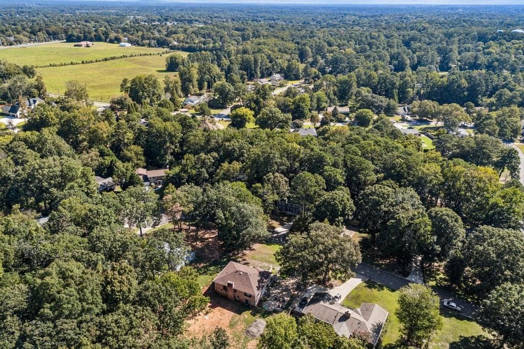 4 bedroom, 3 bathroom, 2,389 sq ft single family residence under contract at 345 Chaffin Ridge Court, Roswell, GA 30075 — photo 3