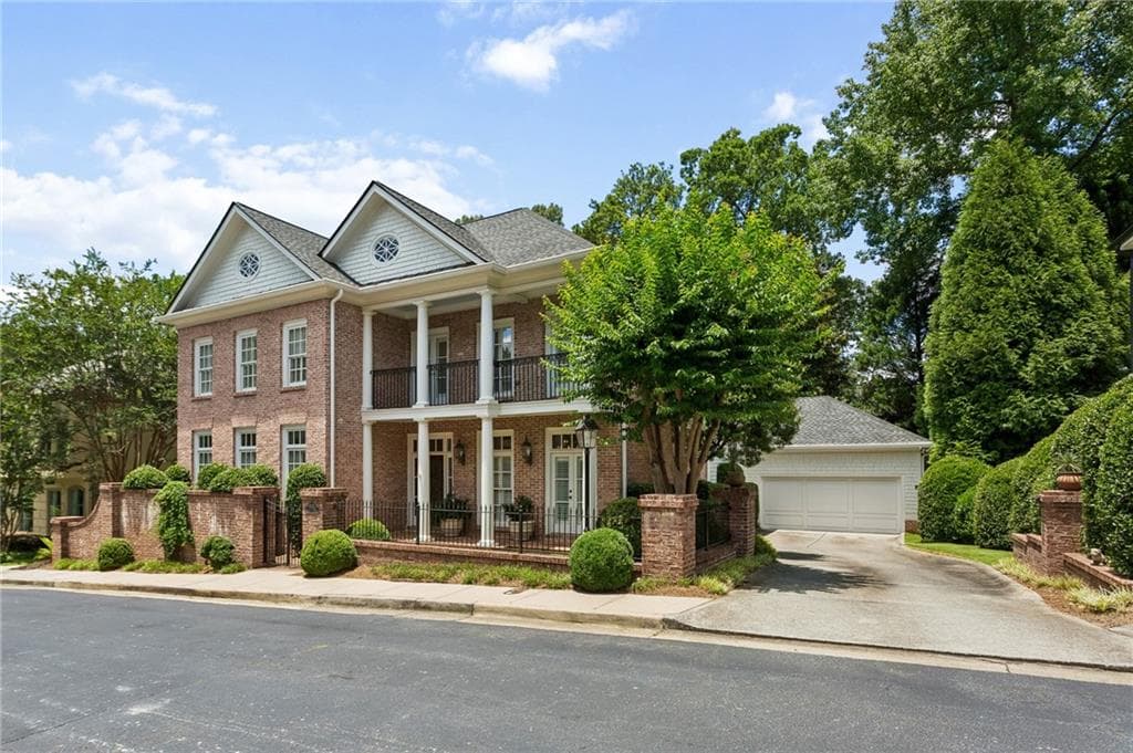 4 bedroom, 6 bathroom, 5,544 sq ft single family residence for sale at 4267 Olde Mill Lane, Atlanta, GA 30342 — photo 2