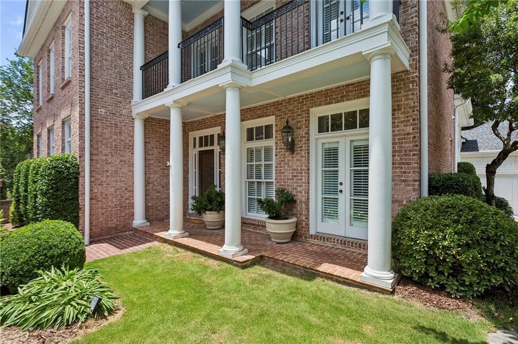 4 bedroom, 6 bathroom, 5,544 sq ft single family residence for sale at 4267 Olde Mill Lane, Atlanta, GA 30342 — photo 3