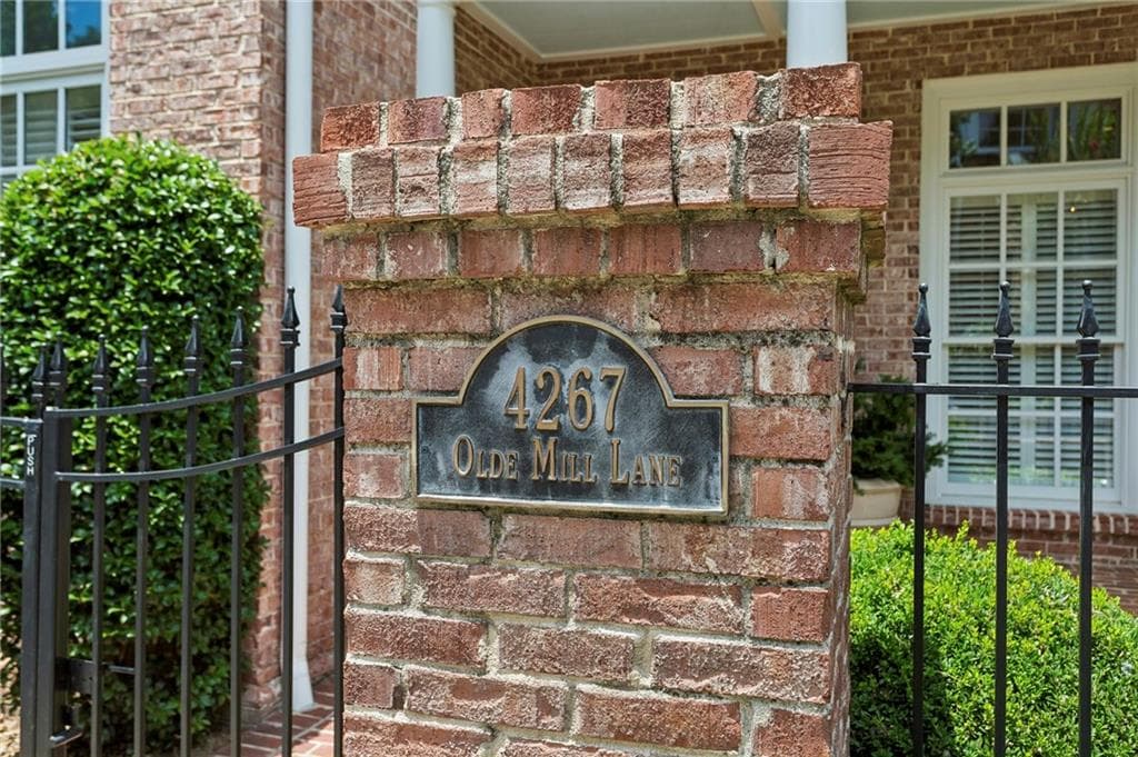 4 bedroom, 6 bathroom, 5,544 sq ft single family residence for sale at 4267 Olde Mill Lane, Atlanta, GA 30342 — photo 4