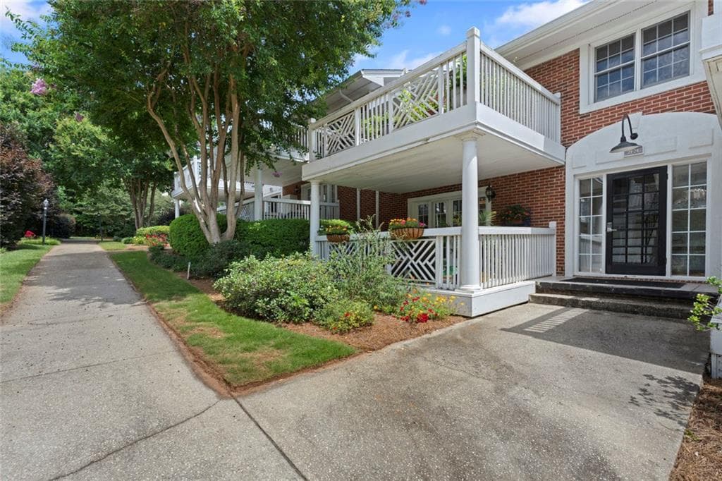 1 bedroom, 1 bathroom, 896 sq ft condominium sold at 885 Briarcliff Road 21, Atlanta, GA 30306