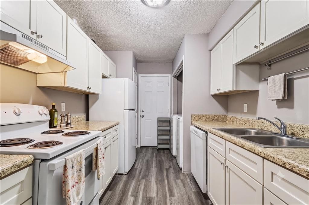 3 bedroom, 2 bathroom, 1,724 sq ft condominium for sale at 124 Rue Fontaine, Lithonia, GA 30038 — photo 2