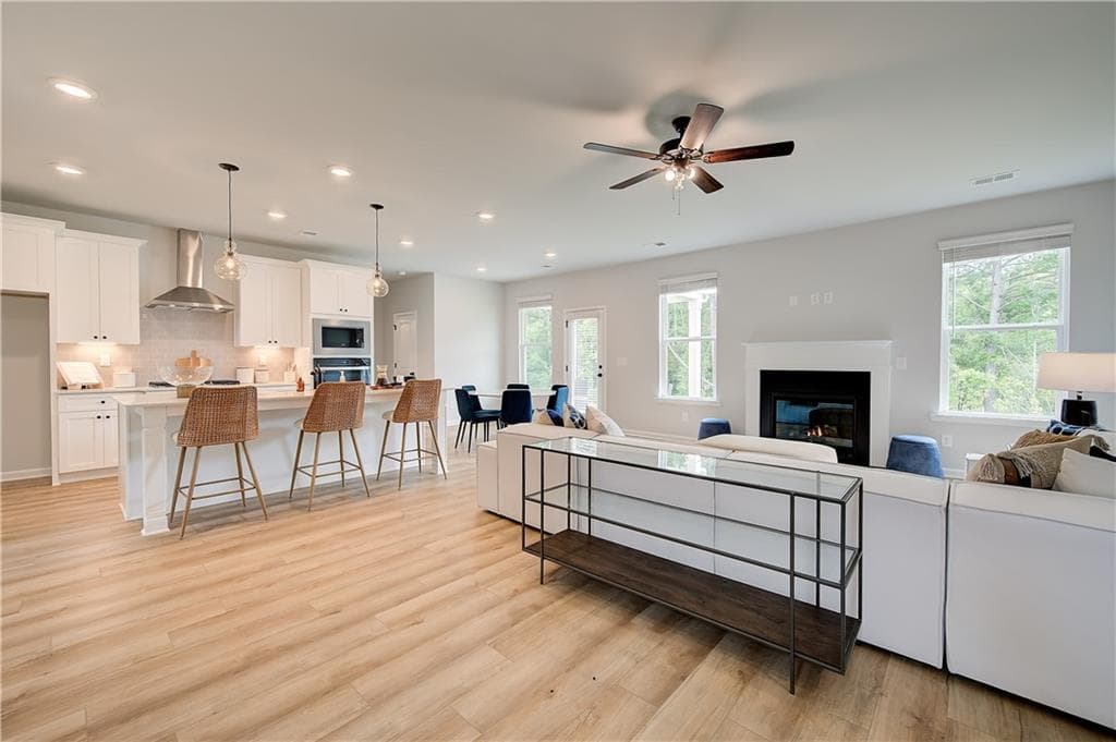 6 bedroom, 4 bathroom, 3,647 sq ft single family residence under contract at 141 Dohrn Drive, Loganville, GA 30052 — photo 6