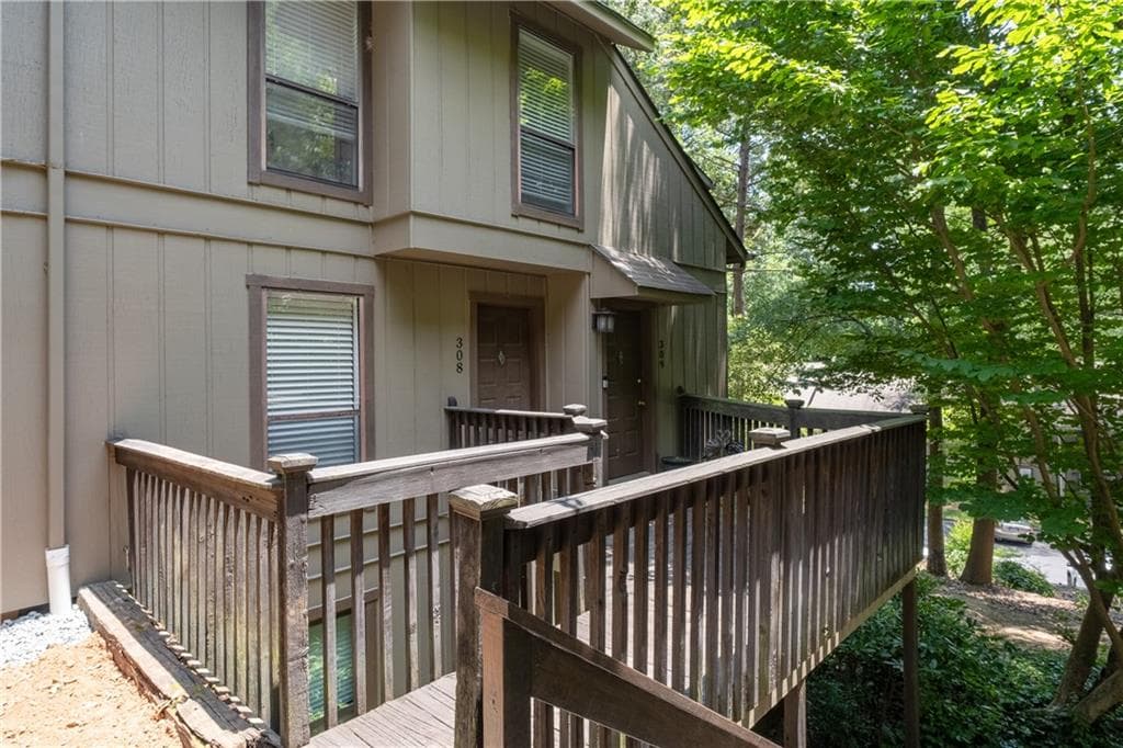2 bedroom, 1 bathroom, 1,073 sq ft condominium for sale at 308 CUMBERLAND Court, Smyrna, GA 30080 — photo 2