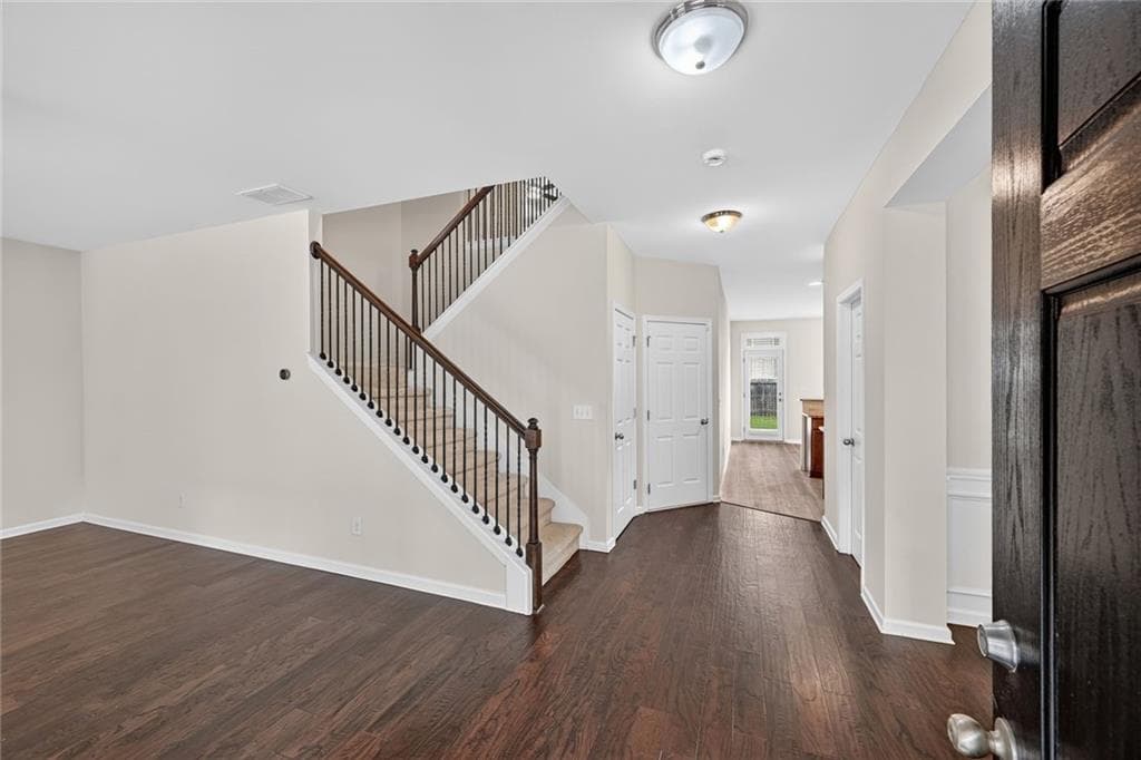 4 bedroom, 3 bathroom, 2,633 sq ft single family residence under contract at 5940 Peltier Trace, Norcross, GA 30093 — photo 2