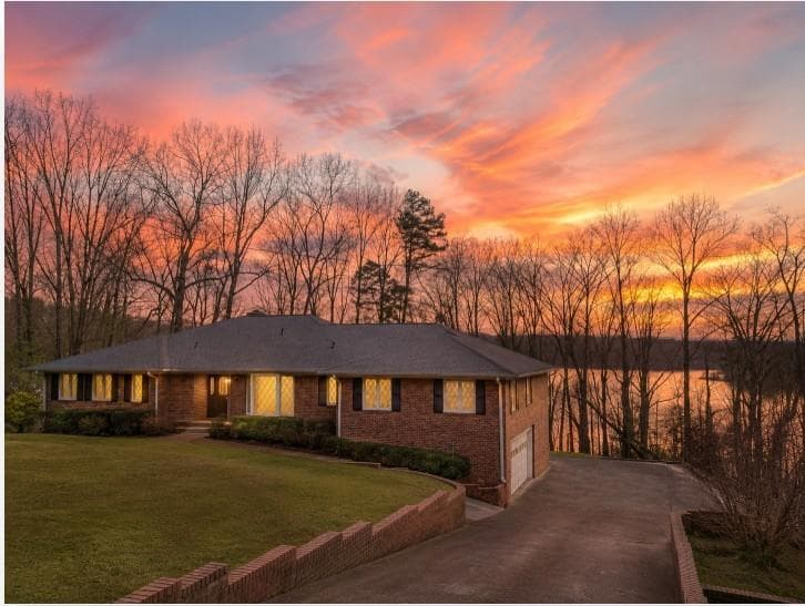 3 bedroom, 4 bathroom, 3,424 sq ft single family residence for sale at 4521 Shoreline Drive, Gainesville, GA 30506 — photo 2