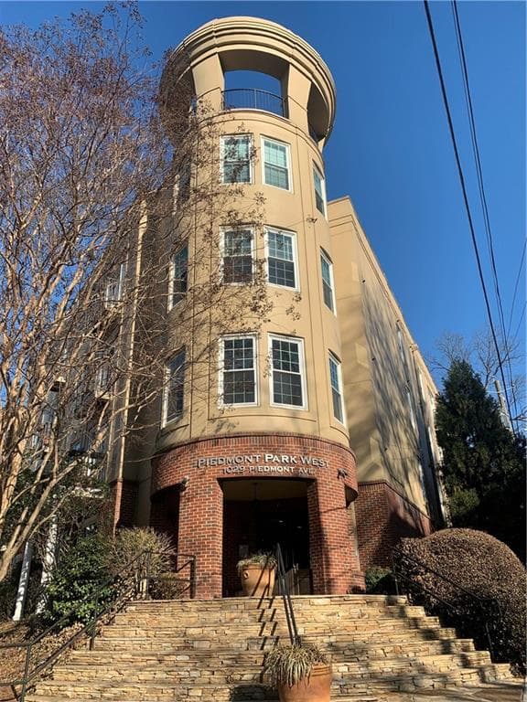 1 bedroom, 1 bathroom, 895 sq ft condominium for rent at 1029 Piedmont Avenue 304, Atlanta, GA 30309 for $2,090 a month — photo 1 of 48