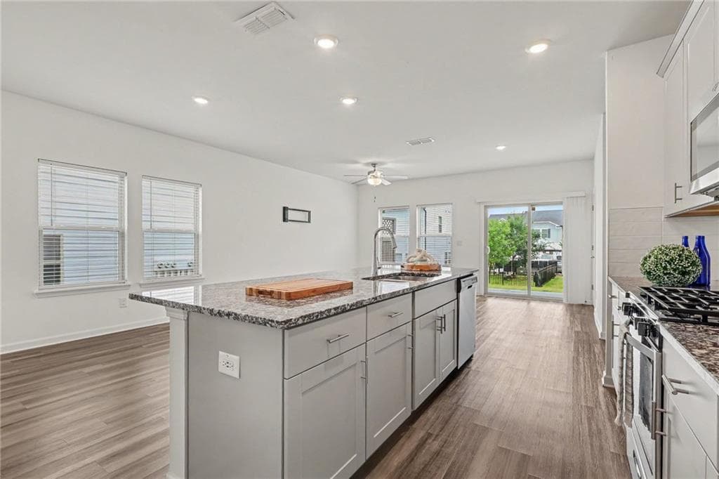 3 bedroom, 3 bathroom, 1,762 sq ft townhouse for sale at 5473 Plain Field Lane, Lilburn, GA 30047 — photo 4