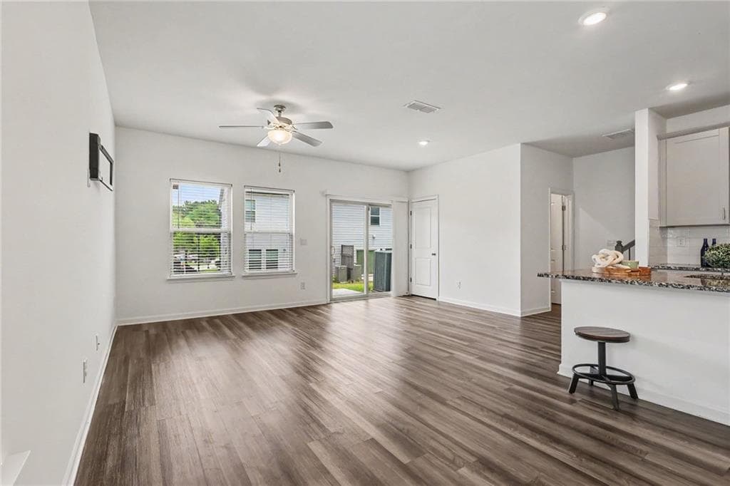 3 bedroom, 3 bathroom, 1,762 sq ft townhouse for sale at 5473 Plain Field Lane, Lilburn, GA 30047 — photo 7