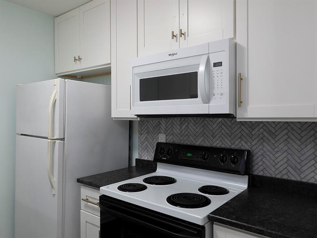 1 bedroom, 1 bathroom, 713 sq ft condominium for sale at 3655 Habersham Road 352, Atlanta, GA 30305 — photo 9