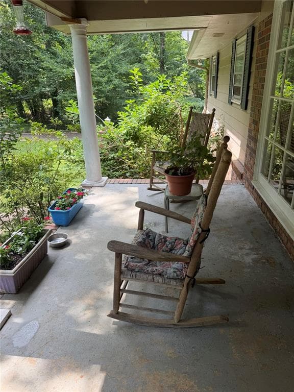 5 bedroom, 4 bathroom, 2,598 sq ft single family residence for sale at 329 RIVERBEND Drive, Royston, GA 30662 — photo 2