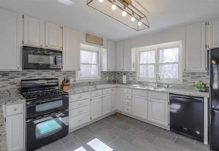 4 bedroom, 4 bathroom, 3,327 sq ft single family residence for rent at 555 Greenland Road, Sandy Springs, GA 30342 for $4,500 a month — photo 6