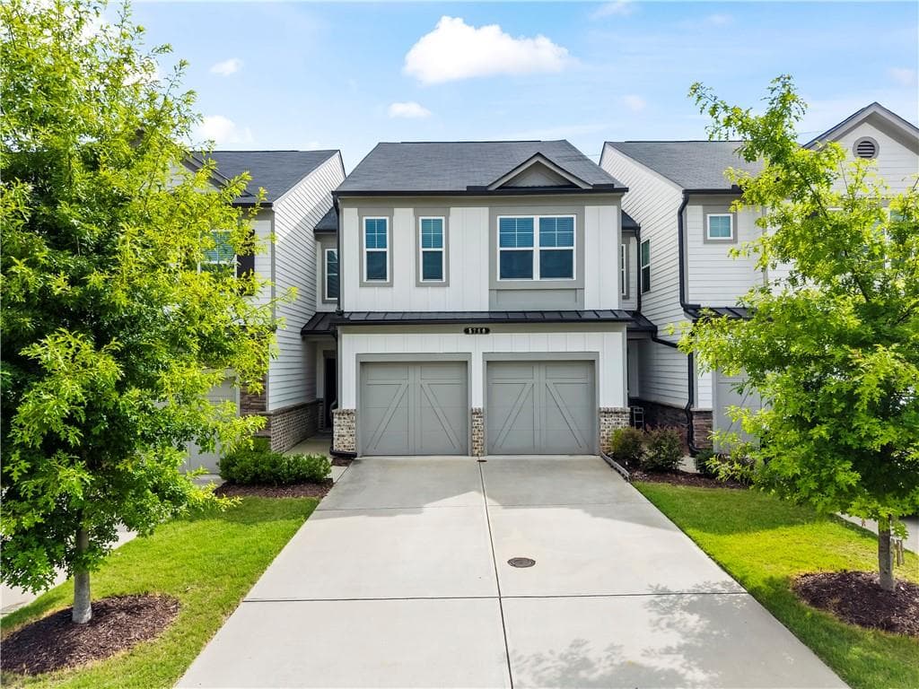 3 bedroom, 3 bathroom, 1,992 sq ft townhouse for sale at 5760 Flint Lane, Cumming, GA 30028 — photo 2