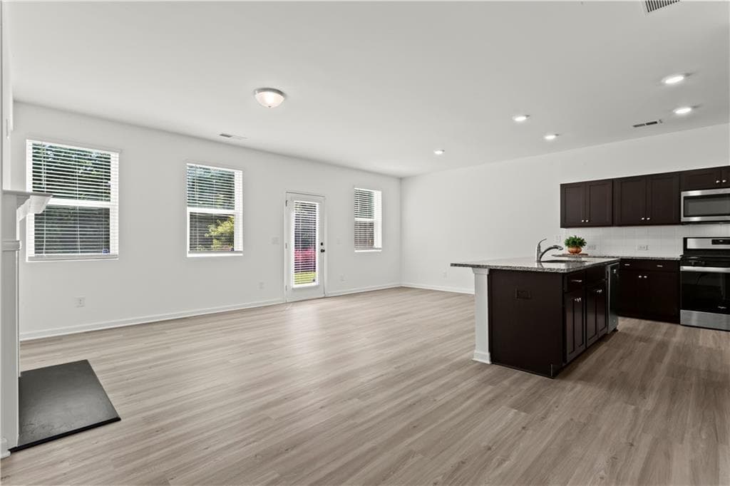 3 bedroom, 3 bathroom, 1,992 sq ft townhouse for sale at 5760 Flint Lane, Cumming, GA 30028 — photo 8