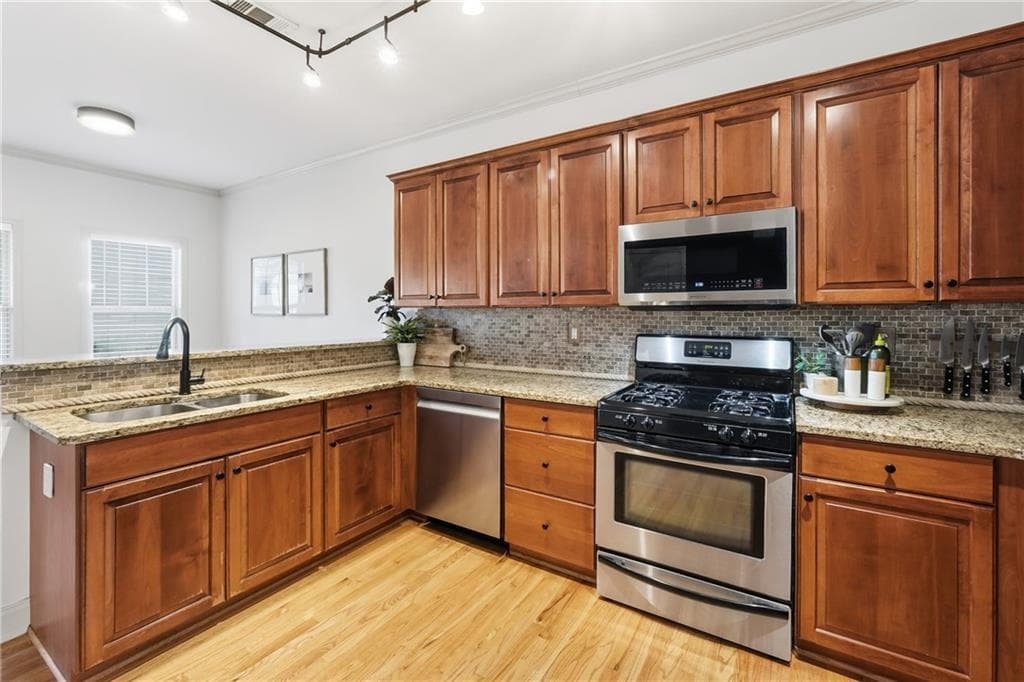 3 bedroom, 3 bathroom, 1,962 sq ft townhouse for sale at 411 Royal Crescent Lane, Canton, GA 30115 — photo 8
