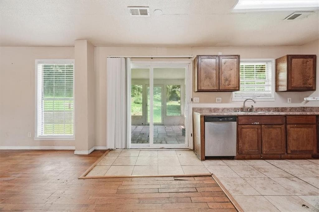 3 bedroom, 3 bathroom, 1,236 sq ft single family residence under contract at 194 Brownlee Road, Atlanta, GA 30331 — photo 10