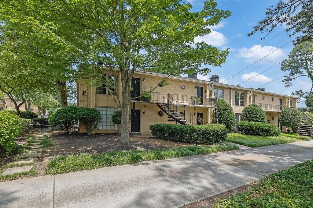 2 bedroom, 1 bathroom, 900 sq ft condominium for sale at 5400 Roswell Road P3, Atlanta, GA 30342