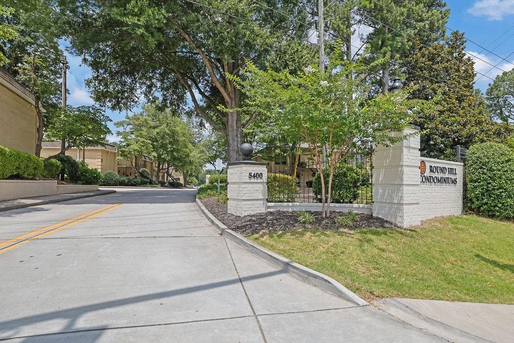 2 bedroom, 1 bathroom, 900 sq ft condominium for sale at 5400 Roswell Road P3, Atlanta, GA 30342 — photo 2