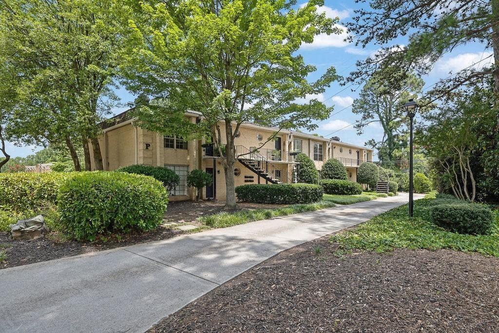 2 bedroom, 1 bathroom, 900 sq ft condominium for sale at 5400 Roswell Road P3, Atlanta, GA 30342 — photo 3
