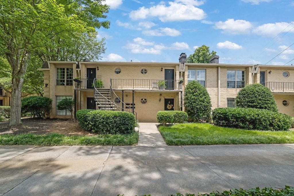 2 bedroom, 1 bathroom, 900 sq ft condominium for sale at 5400 Roswell Road P3, Atlanta, GA 30342 — photo 4