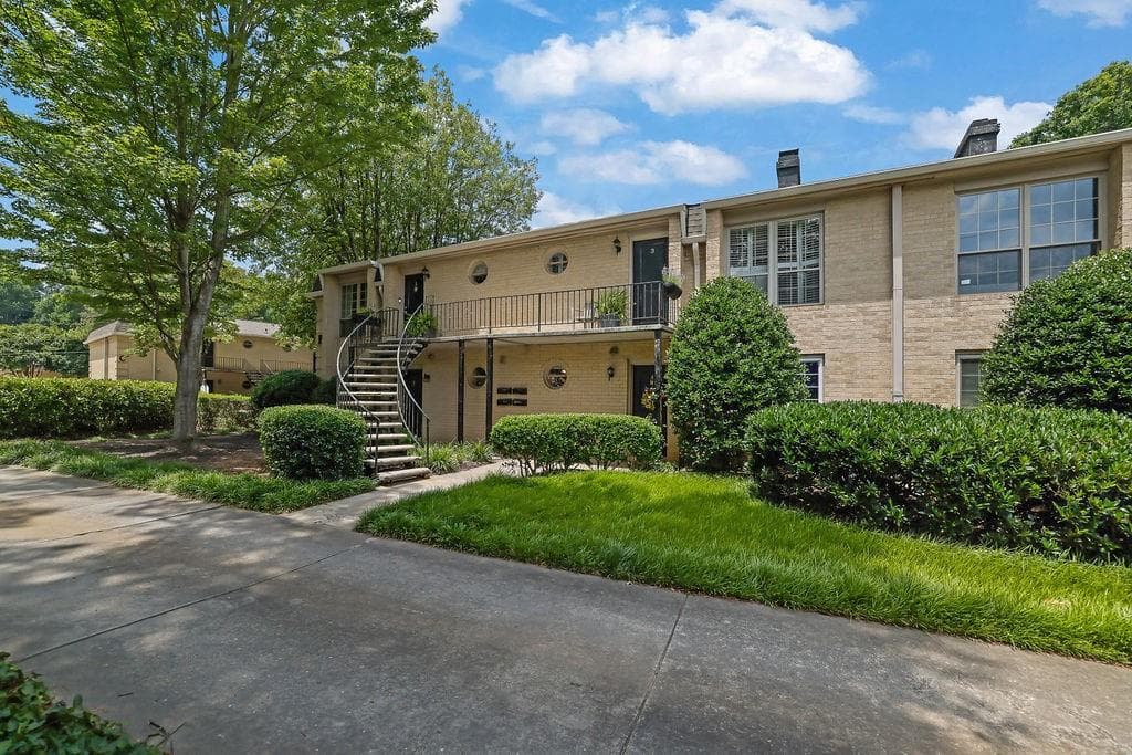 2 bedroom, 1 bathroom, 900 sq ft condominium for sale at 5400 Roswell Road P3, Atlanta, GA 30342 — photo 5