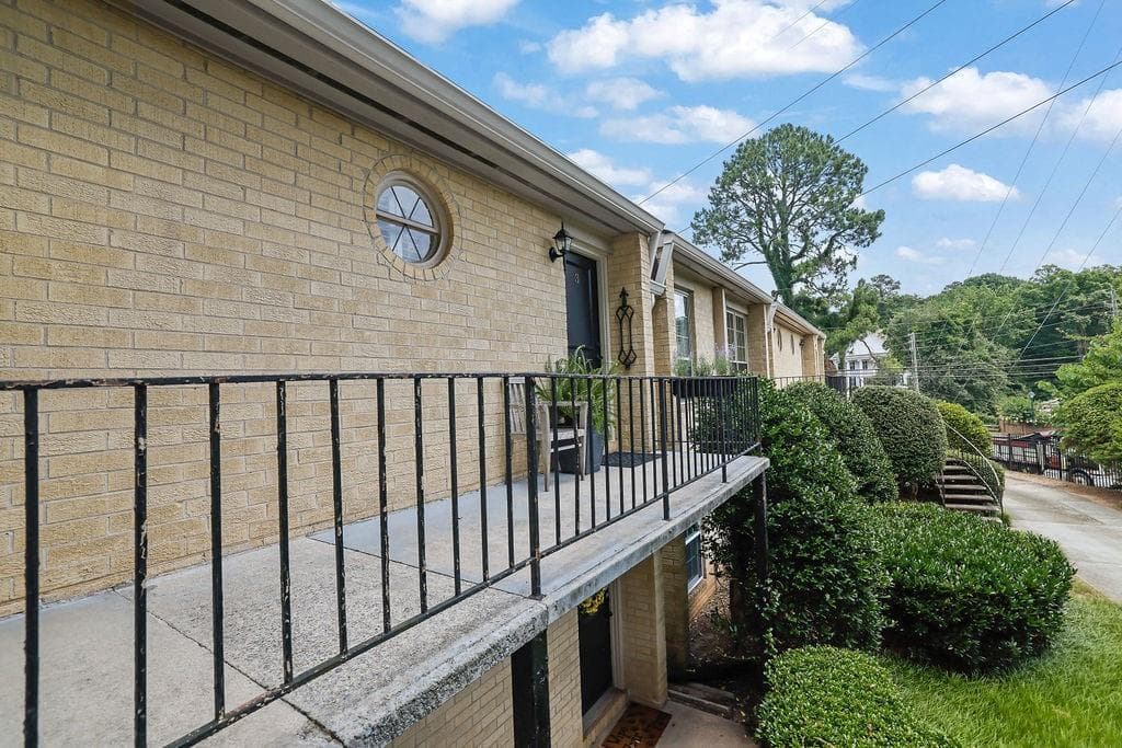 2 bedroom, 1 bathroom, 900 sq ft condominium for sale at 5400 Roswell Road P3, Atlanta, GA 30342 — photo 6